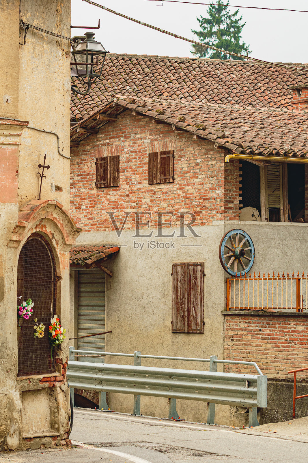 蒙特乌达波的狭窄街道和祈祷小教堂照片摄影图片