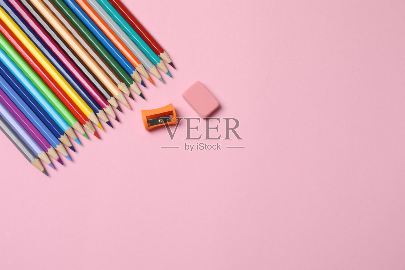 粉色背景上的学校用品平面图,留有复制空间照片摄影图片