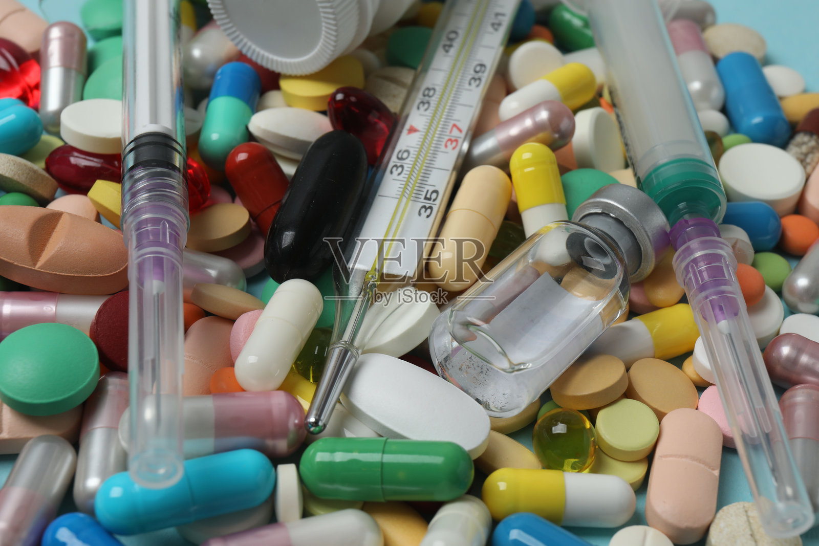 家用急救箱,内有药丸和体温计,健康与医疗概念,俯视角度,留有复制空间,选定焦点照片摄影图片