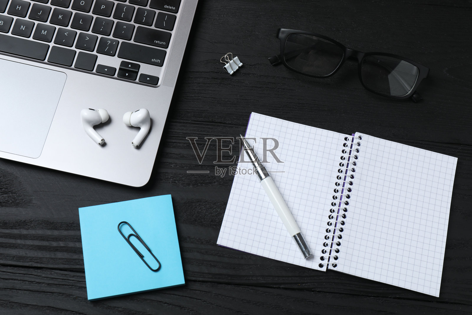 俯视视角,办公桌平铺,包含笔记本电脑、办公用品和留白空间。英雄标题概念。照片摄影图片