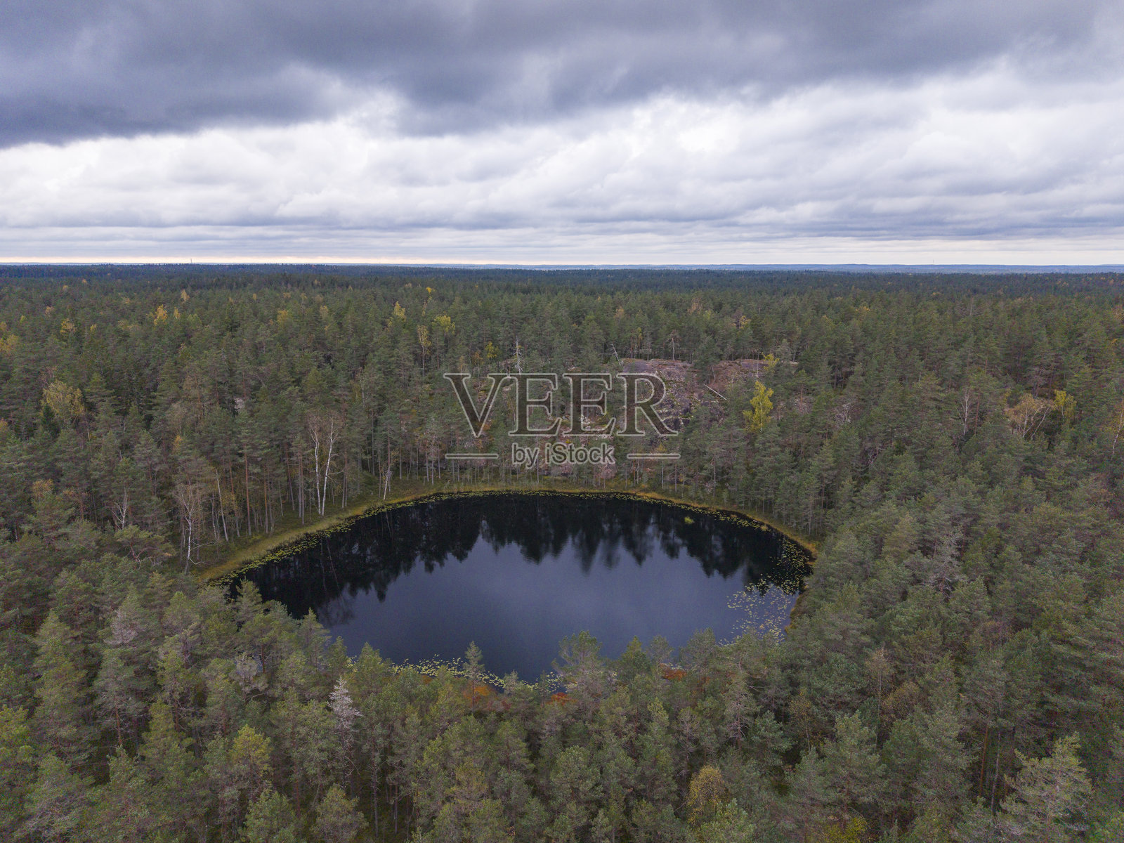 森林湖泊倒影照片摄影图片
