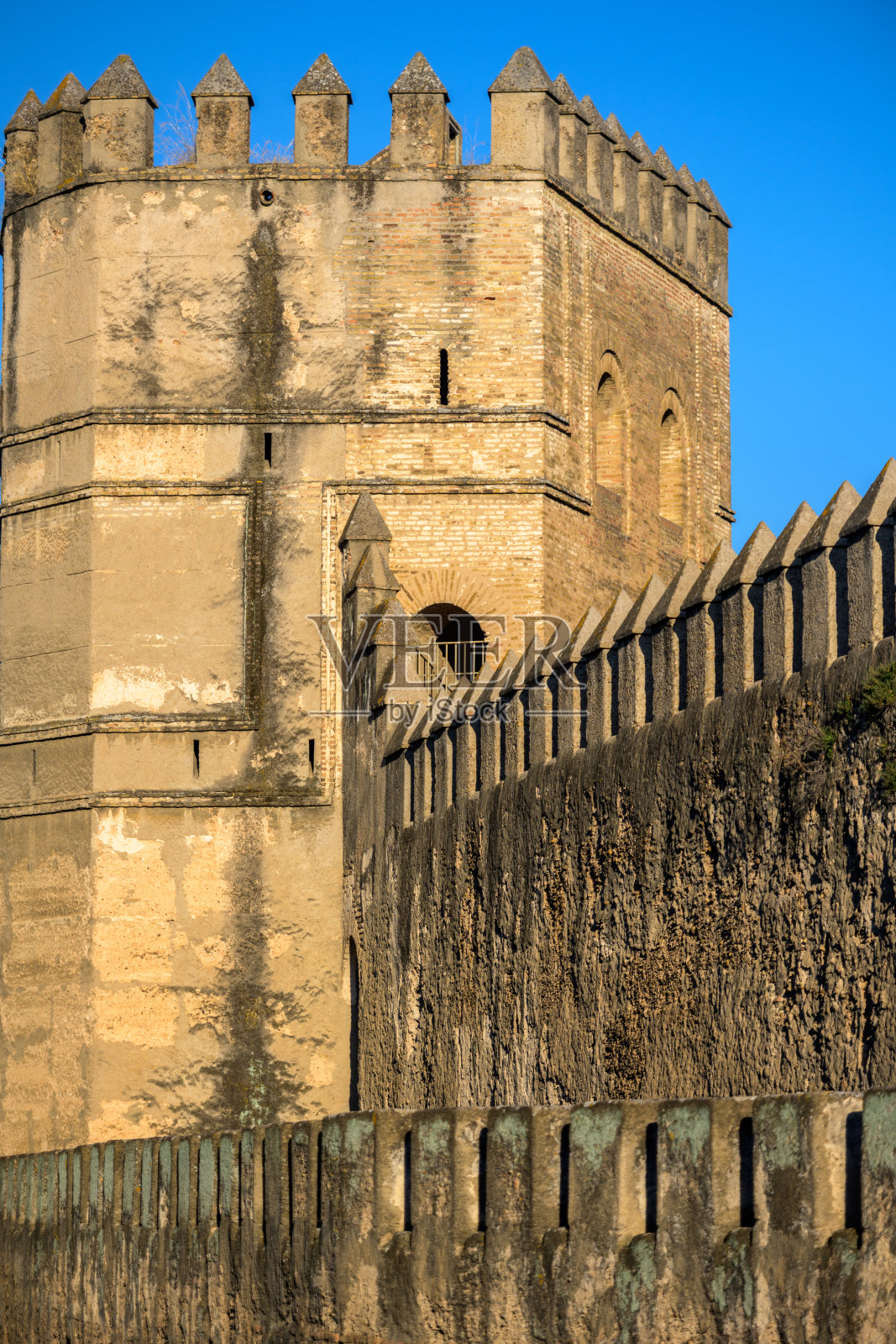 温暖阳光下的塞维利亚马卡雷纳城墙塔楼细节照片摄影图片