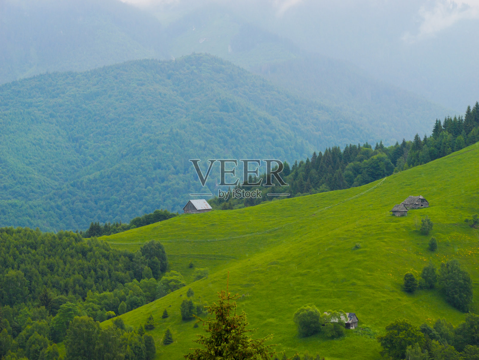 罗马尼亚山顶上的房子。照片摄影图片