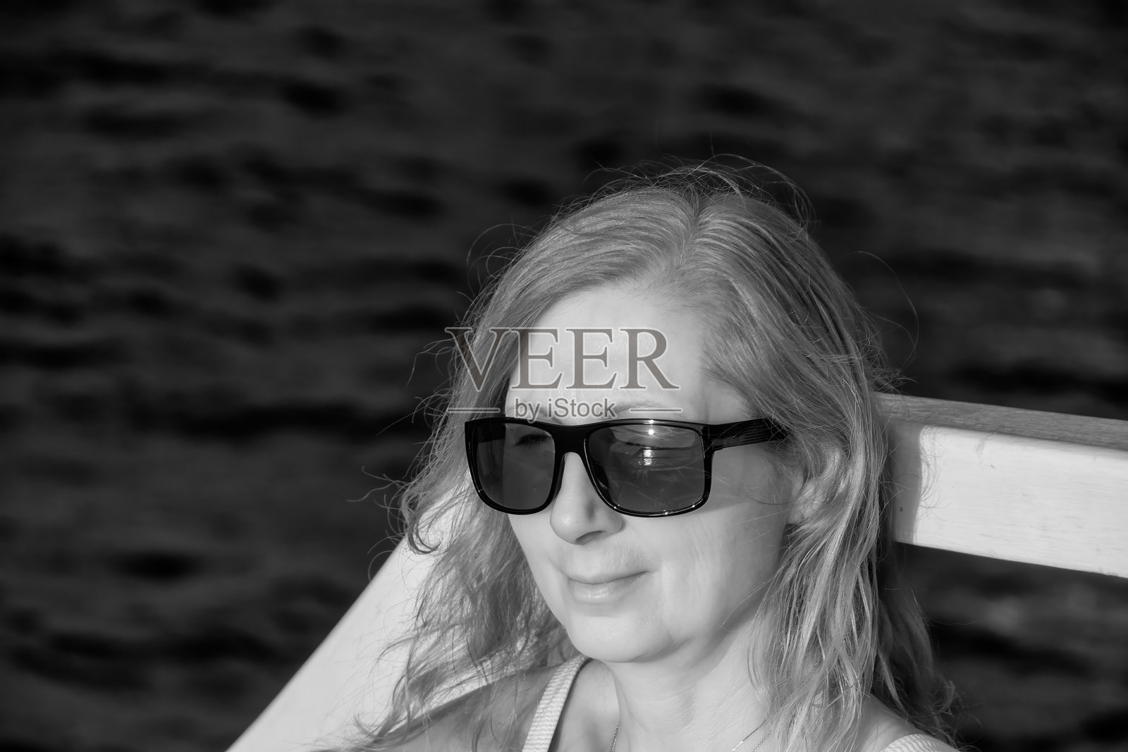 红外视角下,一名女子在海上豪华邮轮的甲板上放松照片摄影图片