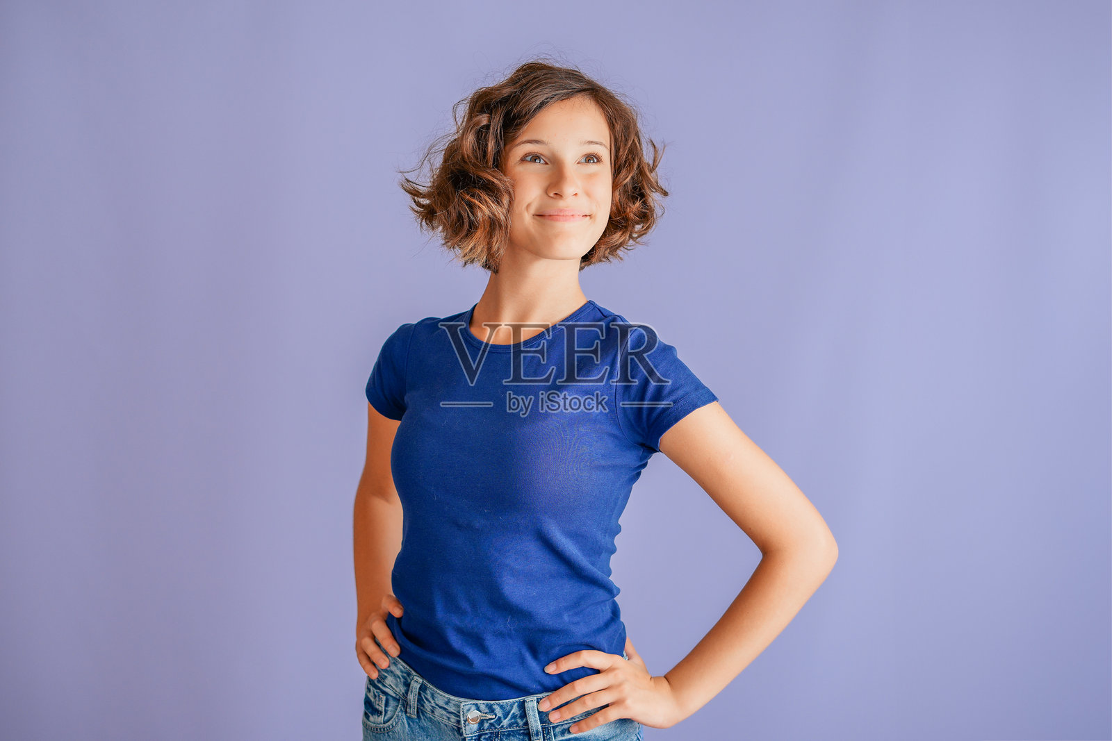 自信的年轻学生,在充满活力的蓝色工作室背景前,带着骄傲的能量,以坚定的表情和赋权的感觉展示着学术成就的自豪感。照片摄影图片