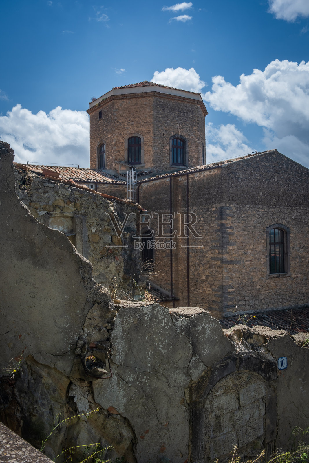 意大利西西里岛中世纪山城尼科西亚的古老石砌建筑和风景。历史悠久的教堂和古老遗迹俯瞰着西西里中部翠绿的山丘。照片摄影图片