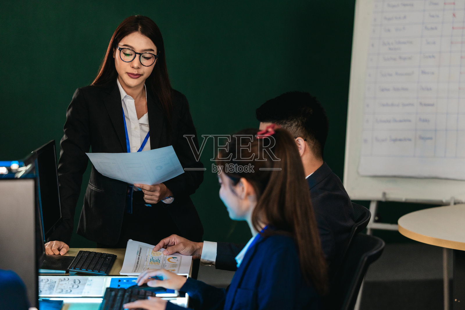 数据分析和软件开发领域的指导和辅导团队照片摄影图片