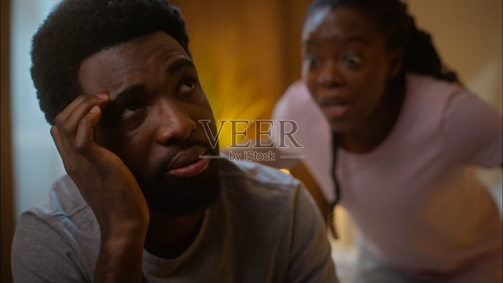 非裔美国人家庭争吵危机,婚姻问题,夫妻离婚,愤怒的妻子大喊大叫,悲伤内疚的丈夫在家卧室出轨,嫉妒背叛,夜晚照片摄影图片