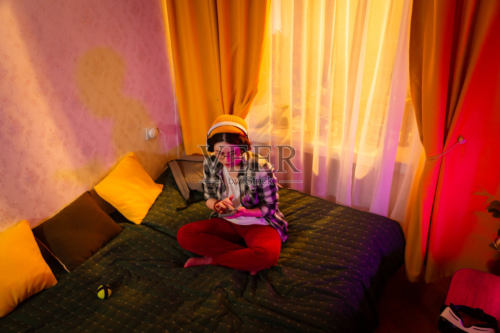 一名青少年舒适地坐着,在智能手机上查看通知。互联网生活方式的概念。广角镜头照片摄影图片