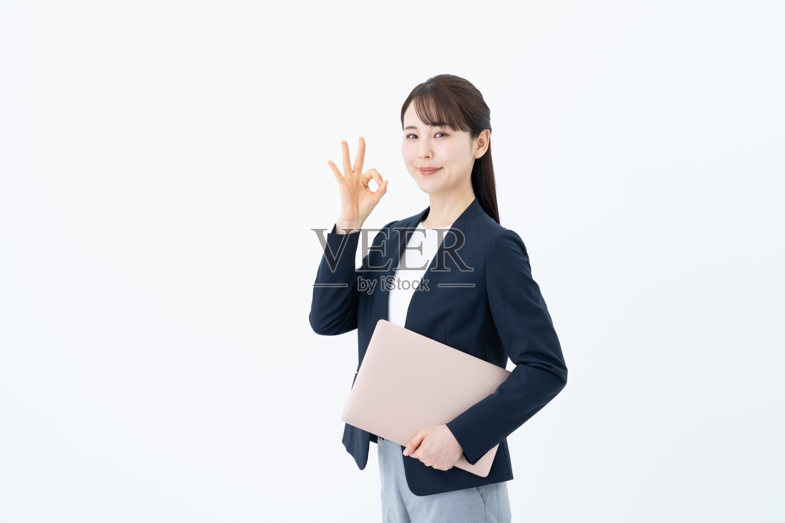 年轻女商人使用笔记本电脑照片摄影图片