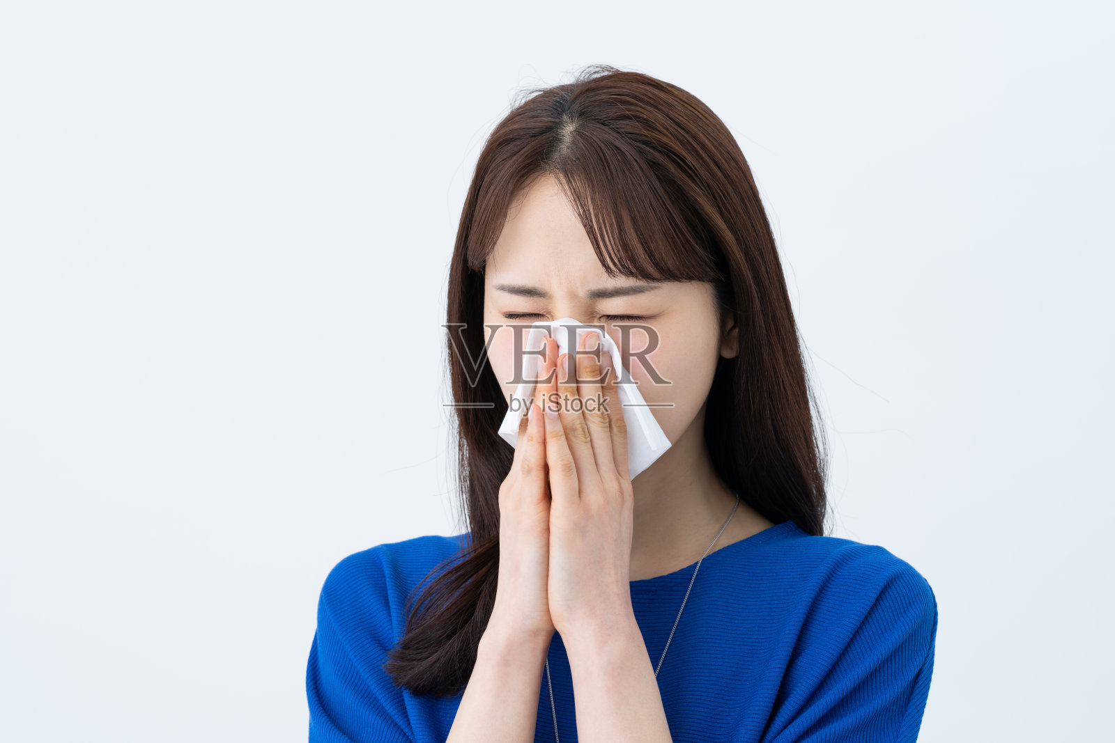 患有枯草热的年轻女子照片摄影图片