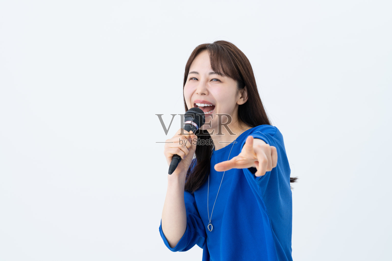 年轻女子唱卡拉OK照片摄影图片