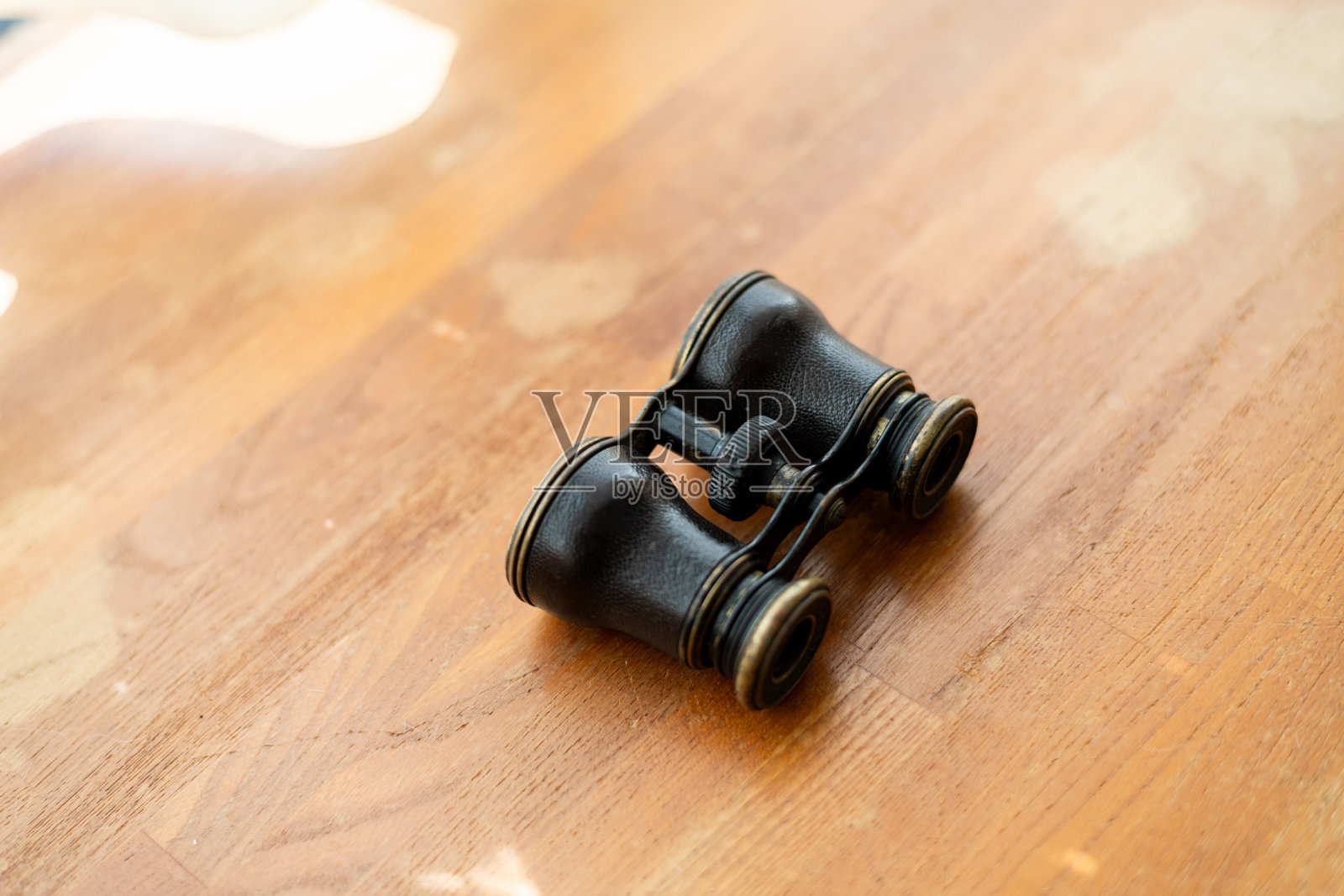 老式望远镜放在桌子上照片摄影图片