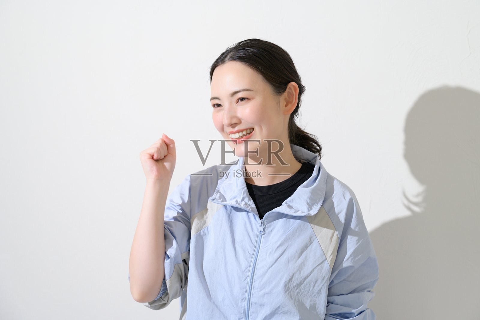 身穿运动服的日本女性,摆出充满斗志的姿势照片摄影图片