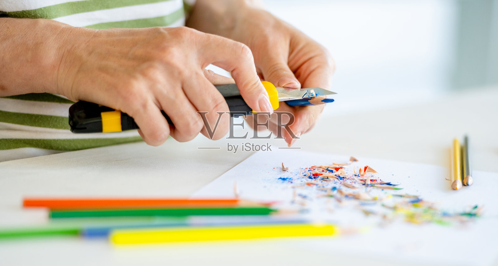 女人正在削彩色铅笔照片摄影图片