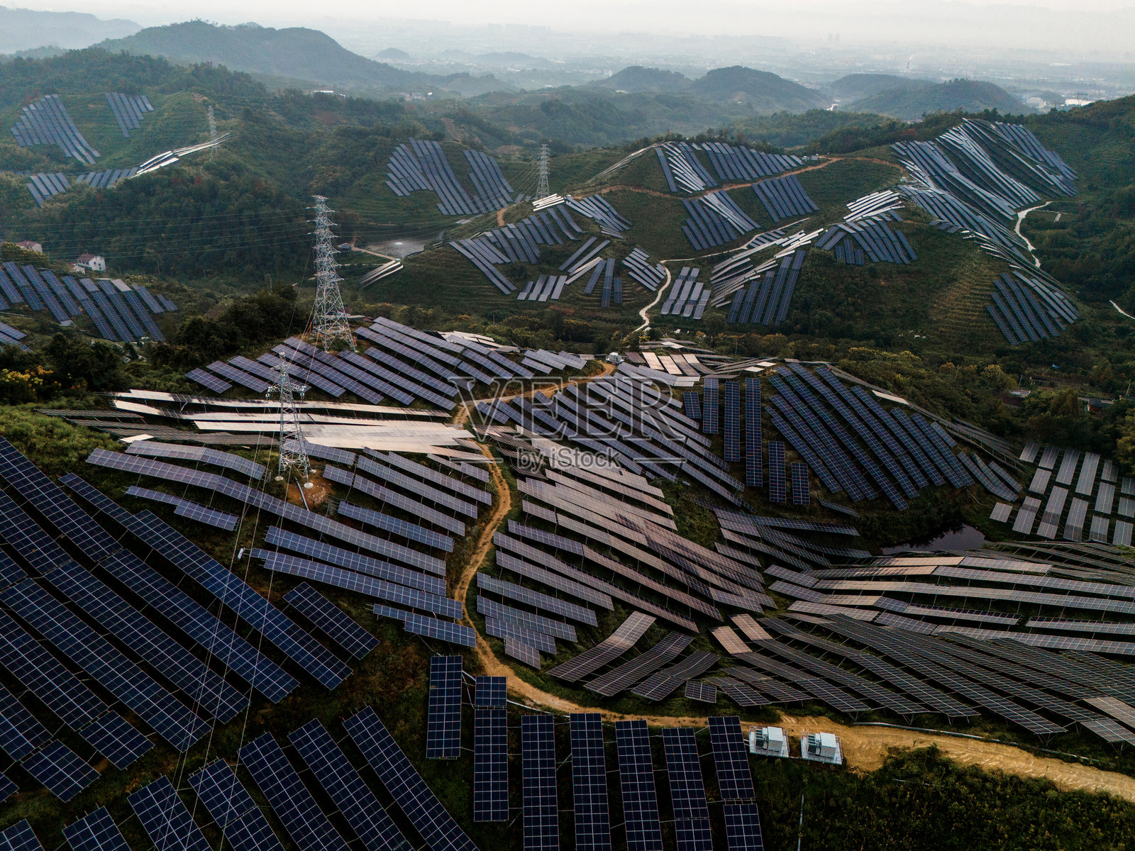 日落时分山坡上的太阳能电池板照片摄影图片