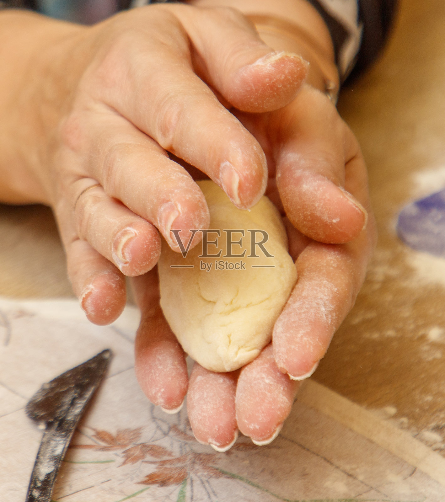 一个人正在制作甜甜圈照片摄影图片