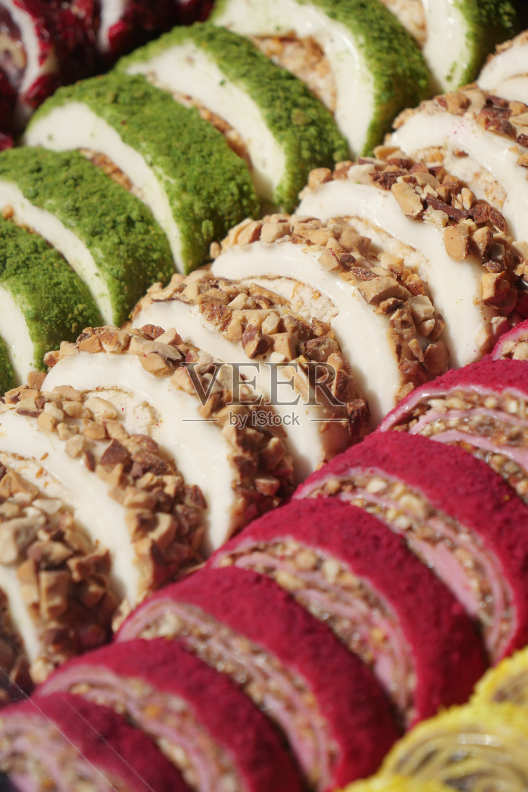 当地市集摊位上展示的色彩缤纷的土耳其软糖照片摄影图片