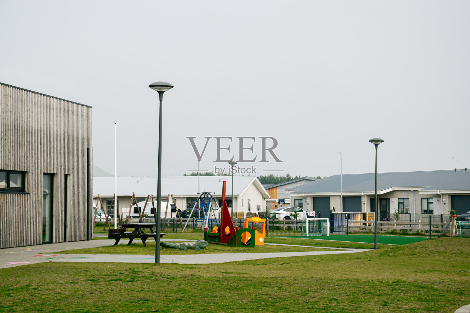 冰岛现代社区的游乐场和社区,天空多云照片摄影图片