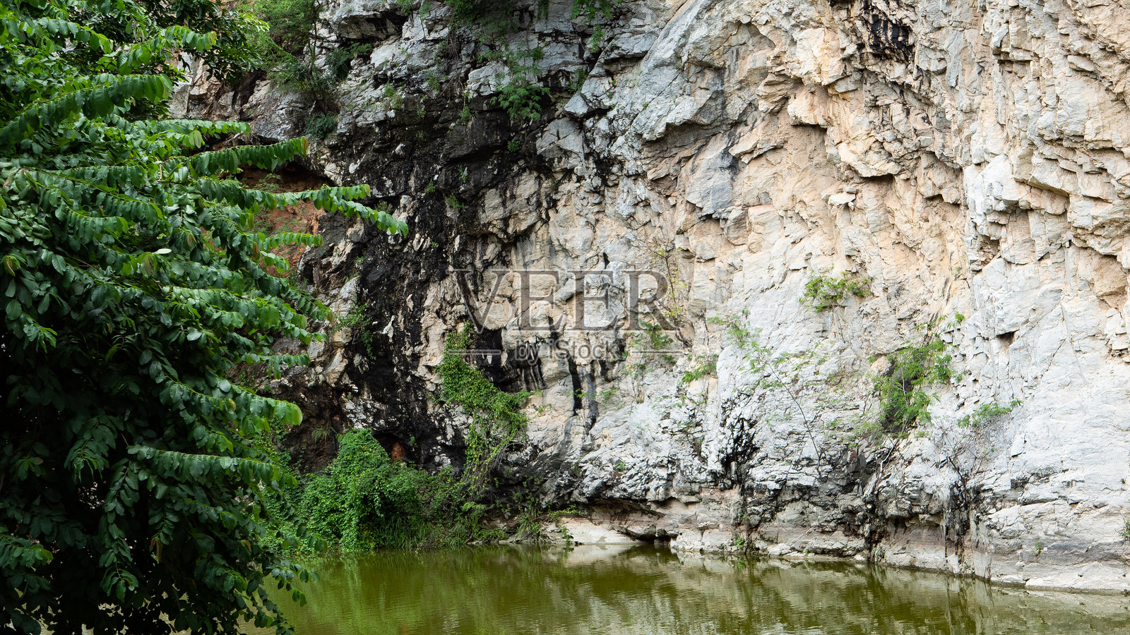 泰国洞穴海湾,自然岩壁,美丽的自然河流溪水照片摄影图片