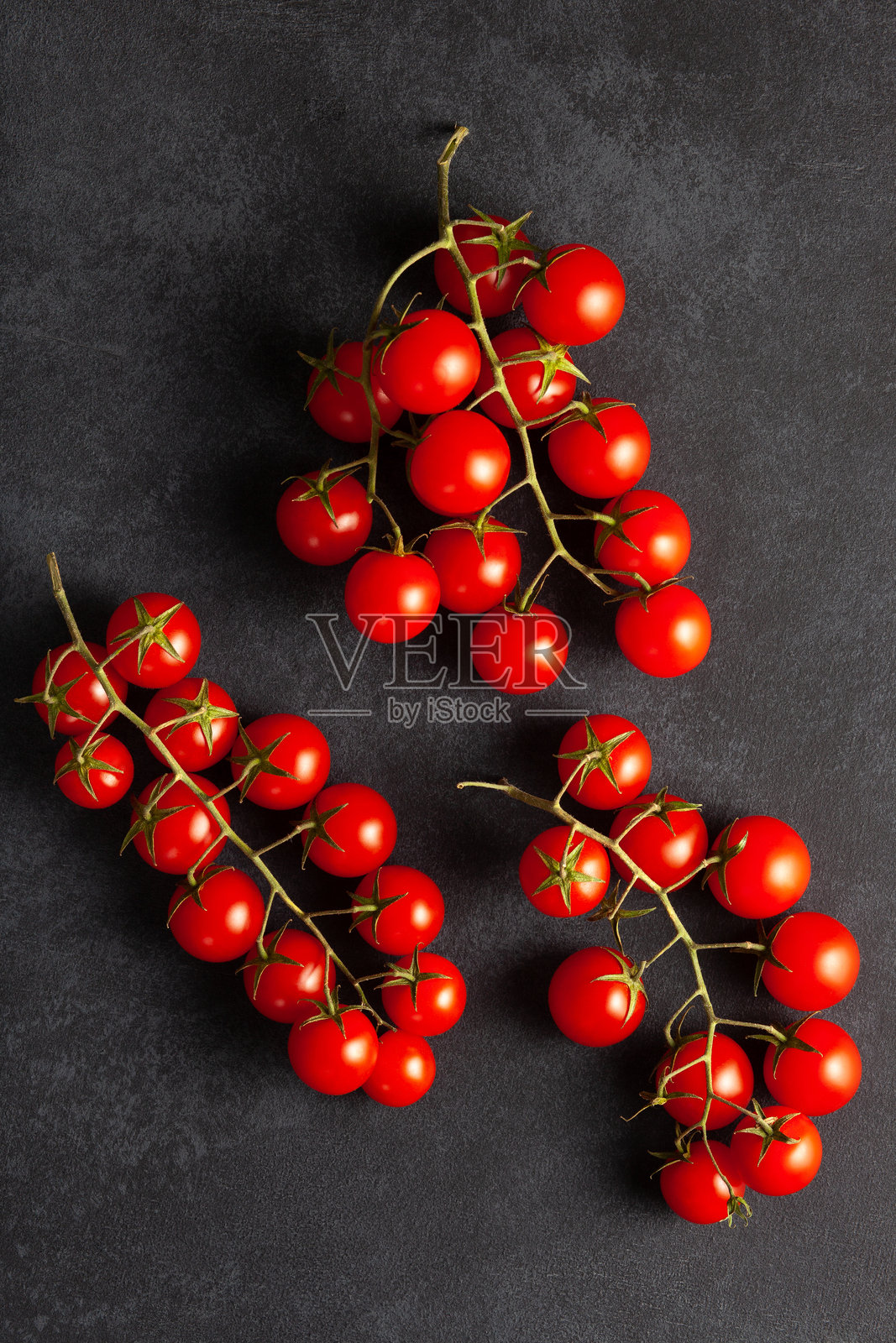 深色背景上的新鲜樱桃番茄照片摄影图片