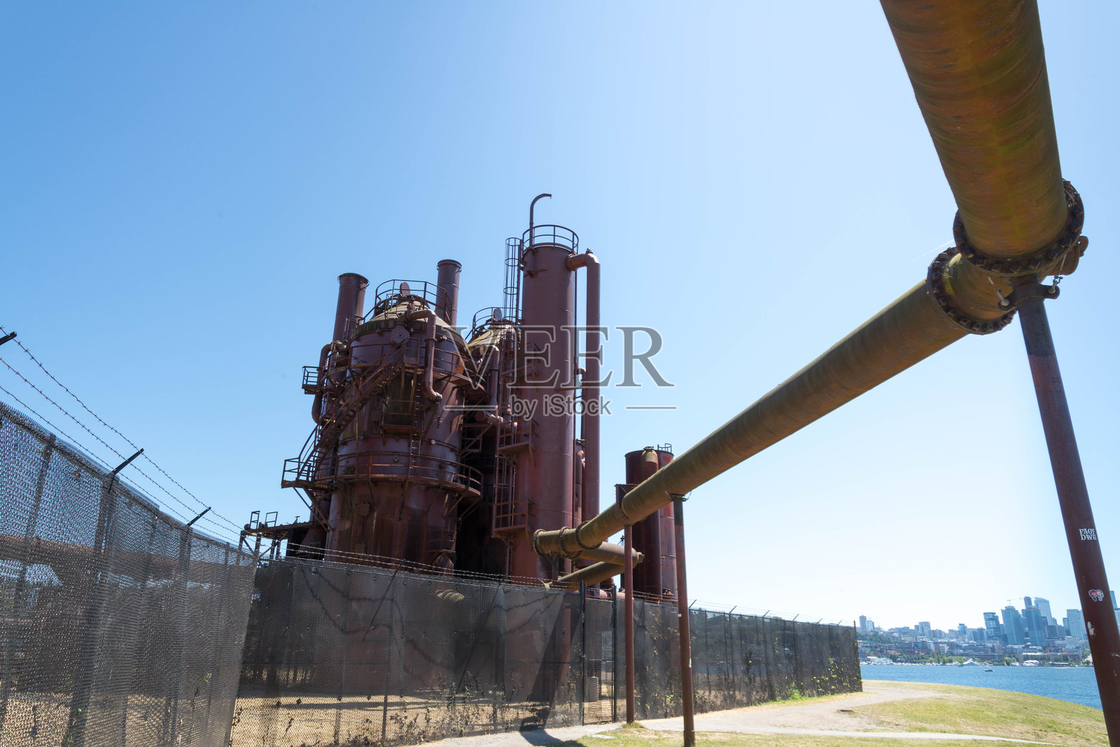 低角度拍摄的巨大金属结构,这是炼油厂遗留下来的照片摄影图片
