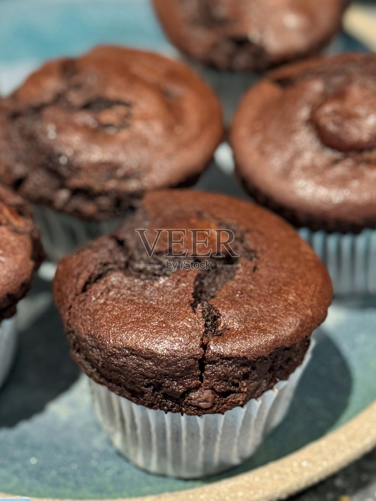诱人的巧克力松饼和纸杯蛋糕/精致烘焙点心、甜美放纵的甜点、糖果爱好者、自制烘焙照片摄影图片