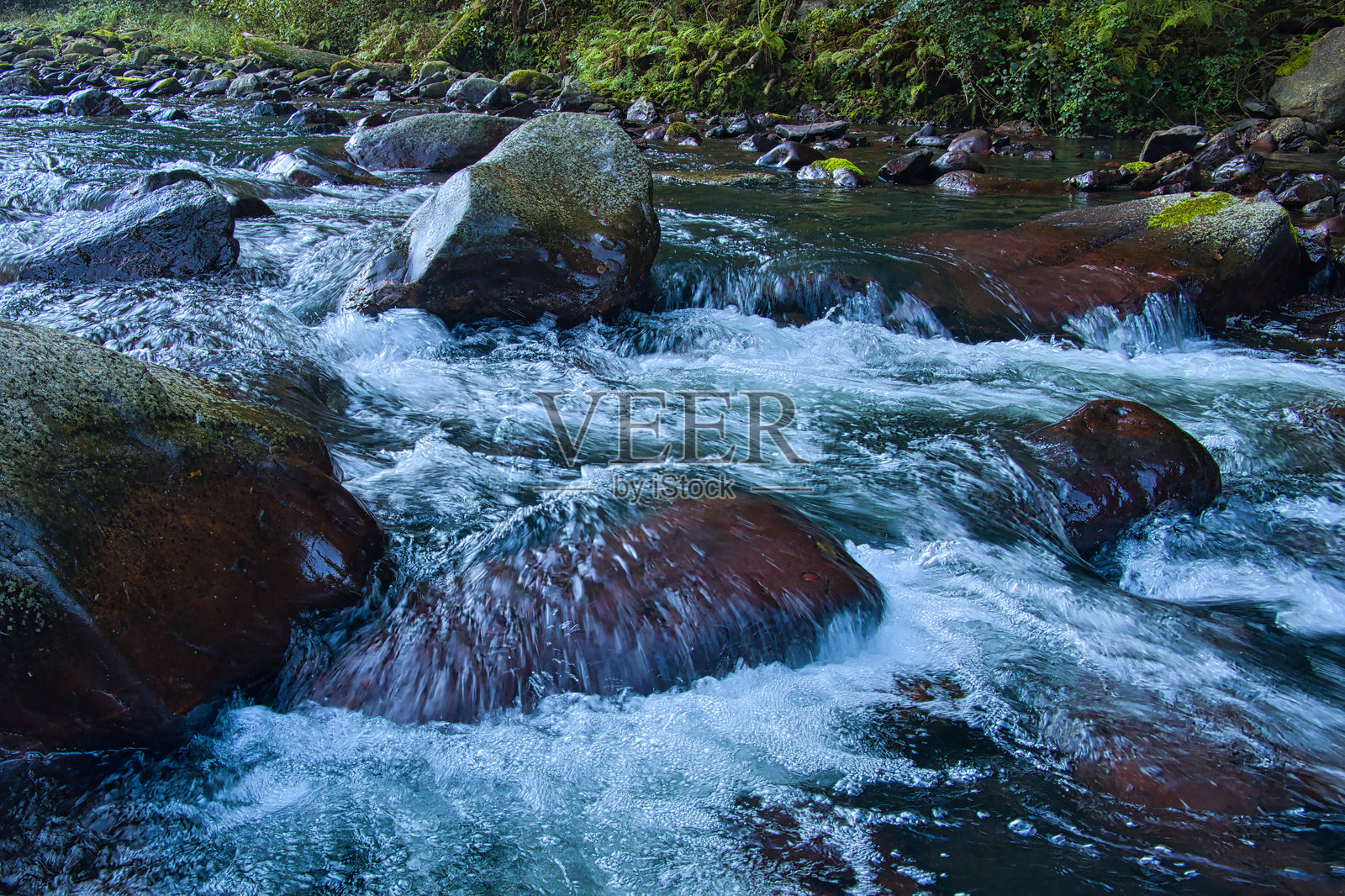 溪流中的岩石照片摄影图片