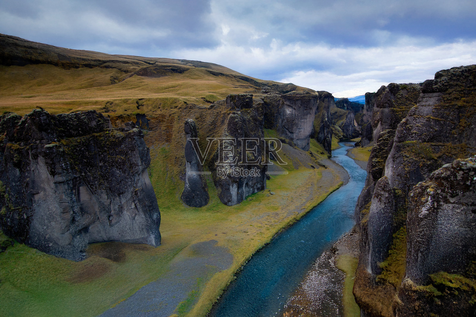 Fjaðrárgljúfur 是冰岛东南部的一处峡谷。照片摄影图片