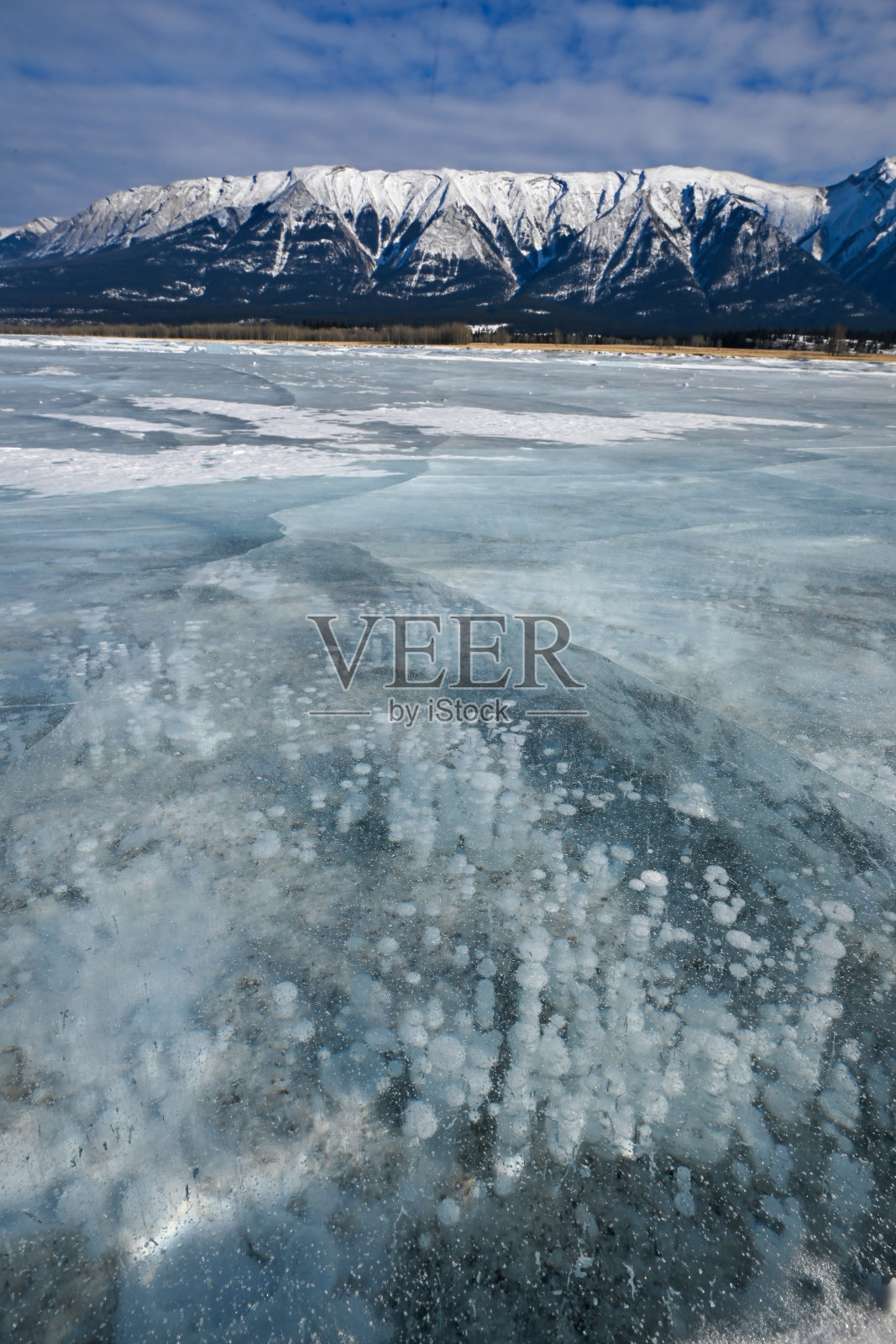 加拿大艾伯塔省亚伯拉罕湖的冰泡垂直视角照片摄影图片