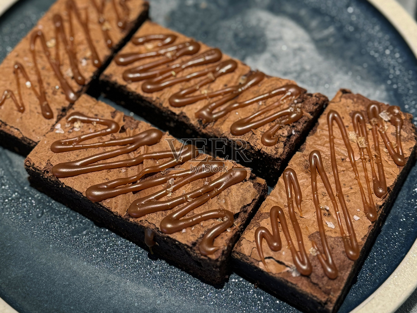 自制巧克力布朗尼配糖霜 / 浓郁的烘焙格子饼,颓废的甜点美食照片摄影图片
