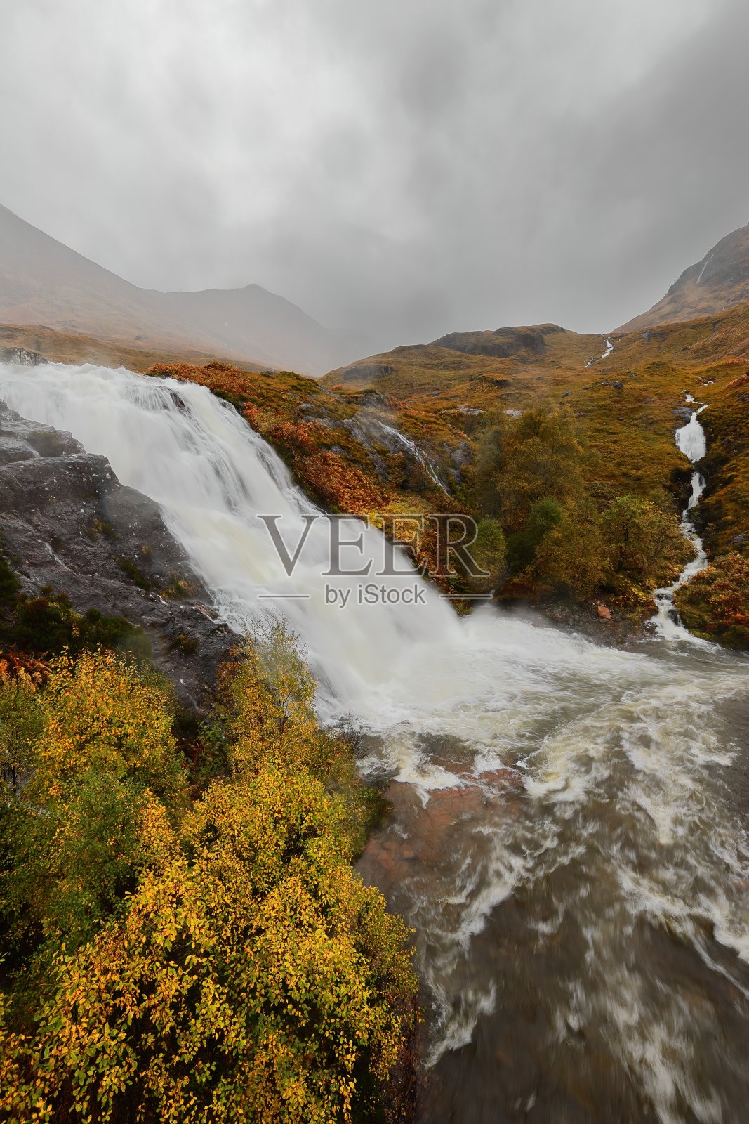 暴雨过后,高恩湖瀑布(Glencoe Waterfall)的Allt Lairig Eilde溪流汹涌地汇入高恩河(River Coe),形成急流白水。苏格兰阿盖尔高恩湖-032照片摄影图片