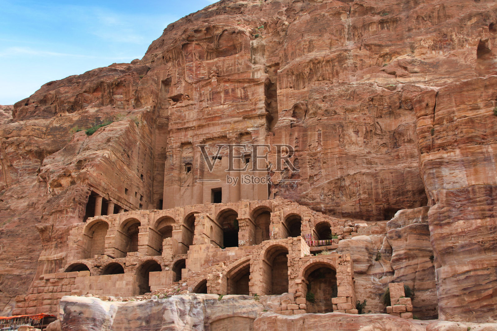 佩特拉,约旦,2010年10月3日 描述:雕刻在砂岩悬崖上的分层拱门和纳巴泰墓葬照片摄影图片