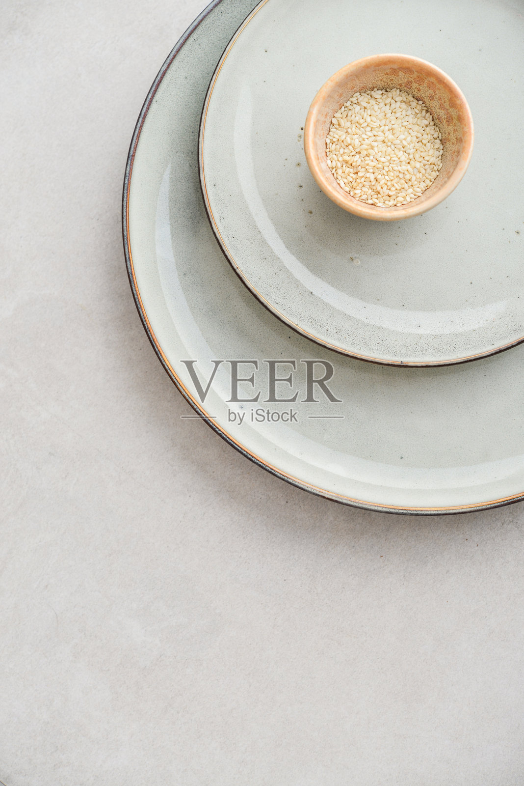 两个不同尺寸的盘子和一个小碗照片摄影图片