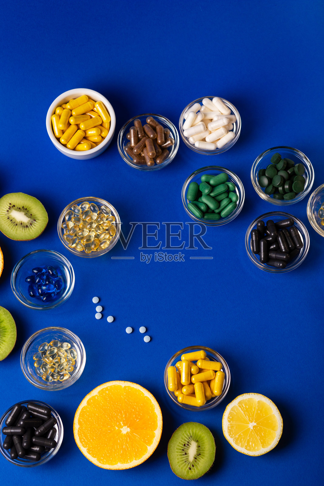 柑橘类水果——柠檬、橙子和青柠,猕猴桃,维生素和矿物质,膳食补充剂。健康的甜点。照片摄影图片