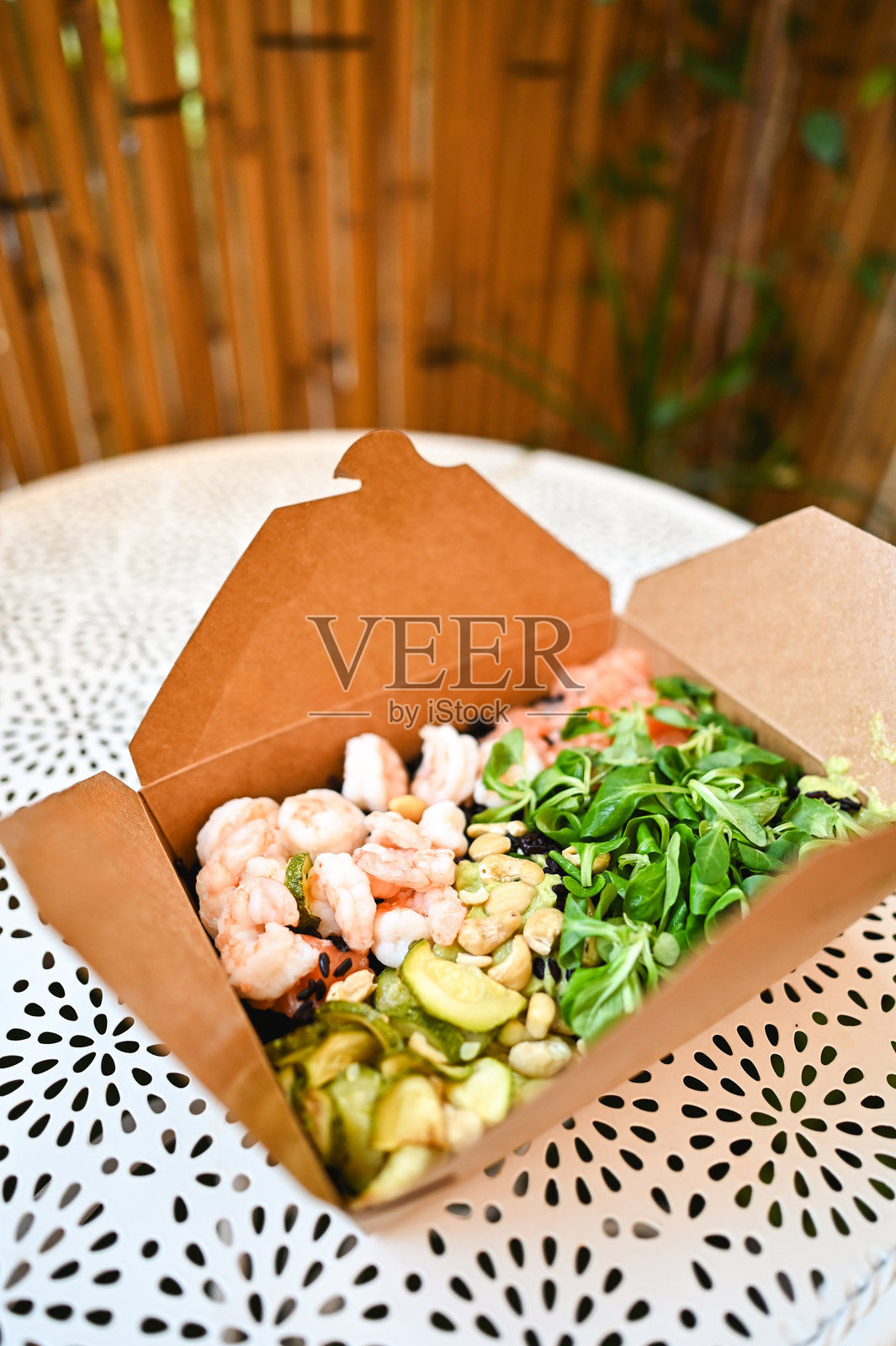 外卖盒里的健康虾仁沙拉餐照片摄影图片