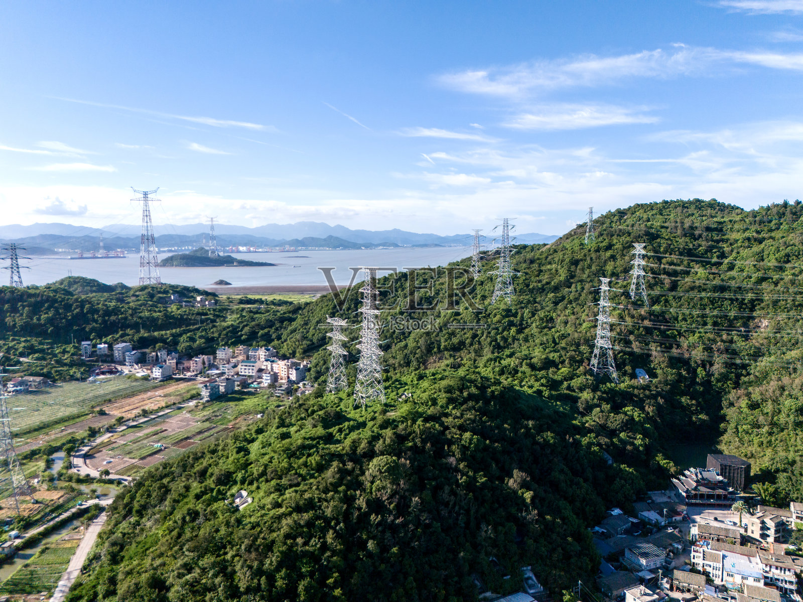 高山上输电线路塔的鸟瞰图照片摄影图片