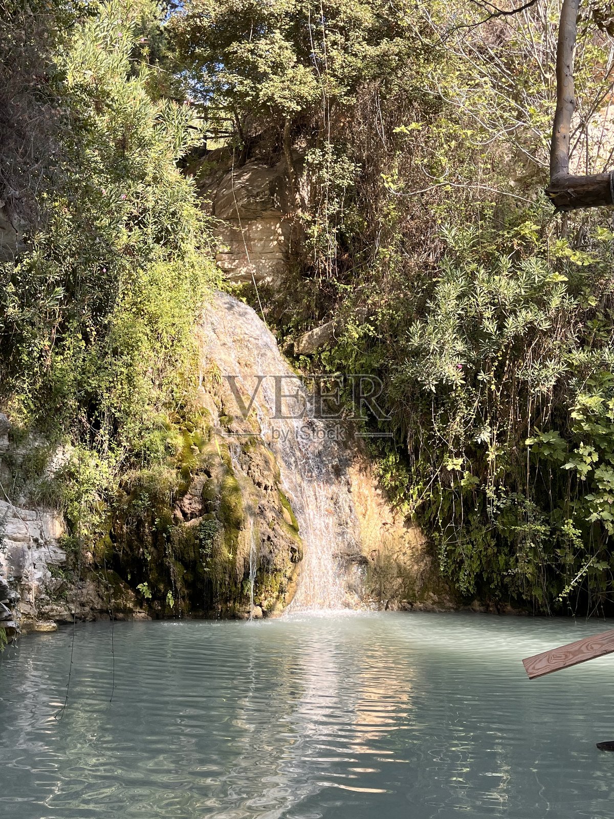 森林中隐藏的冷峻瀑布 - 阿多尼斯浴场照片摄影图片