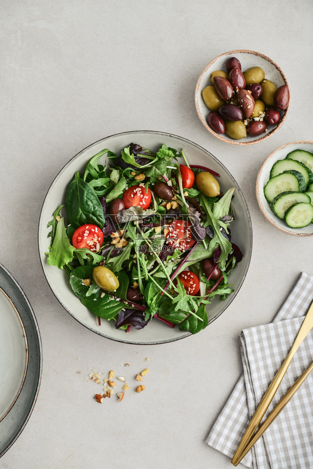 樱桃番茄、橄榄、黄瓜和芝麻菜沙拉照片摄影图片