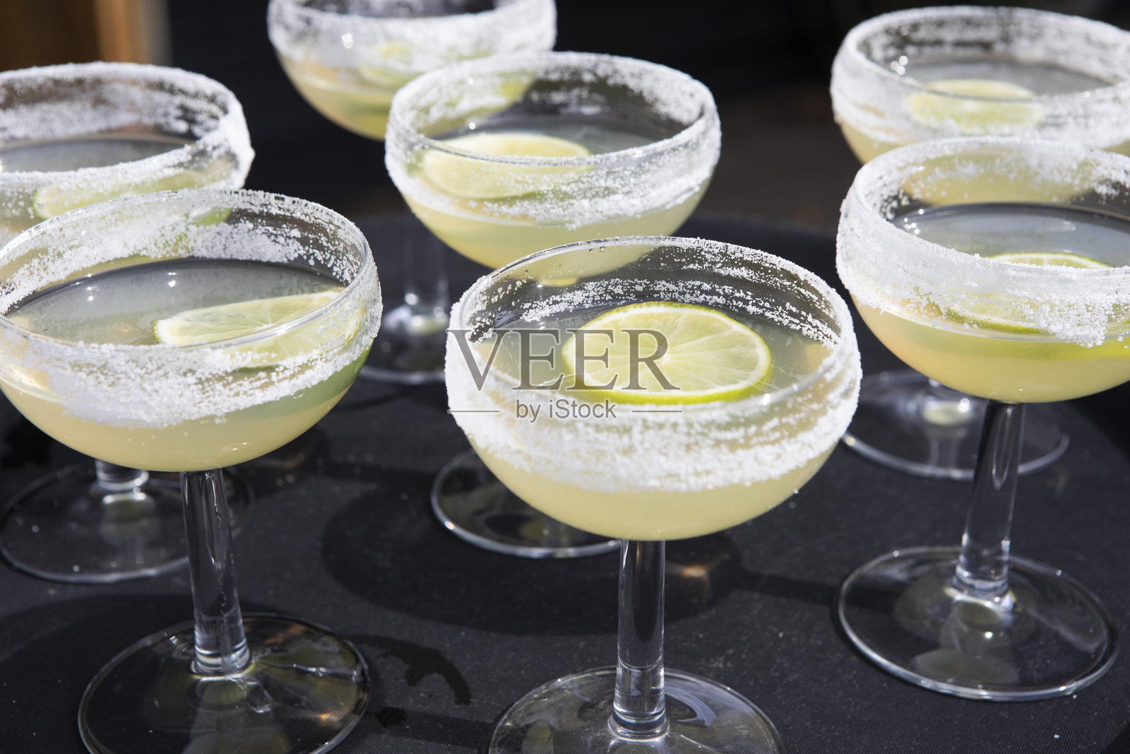 托盘上的玛格丽特鸡尾酒照片摄影图片