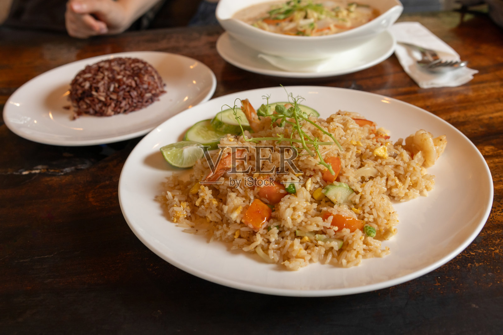 虾仁蔬菜炒饭照片摄影图片