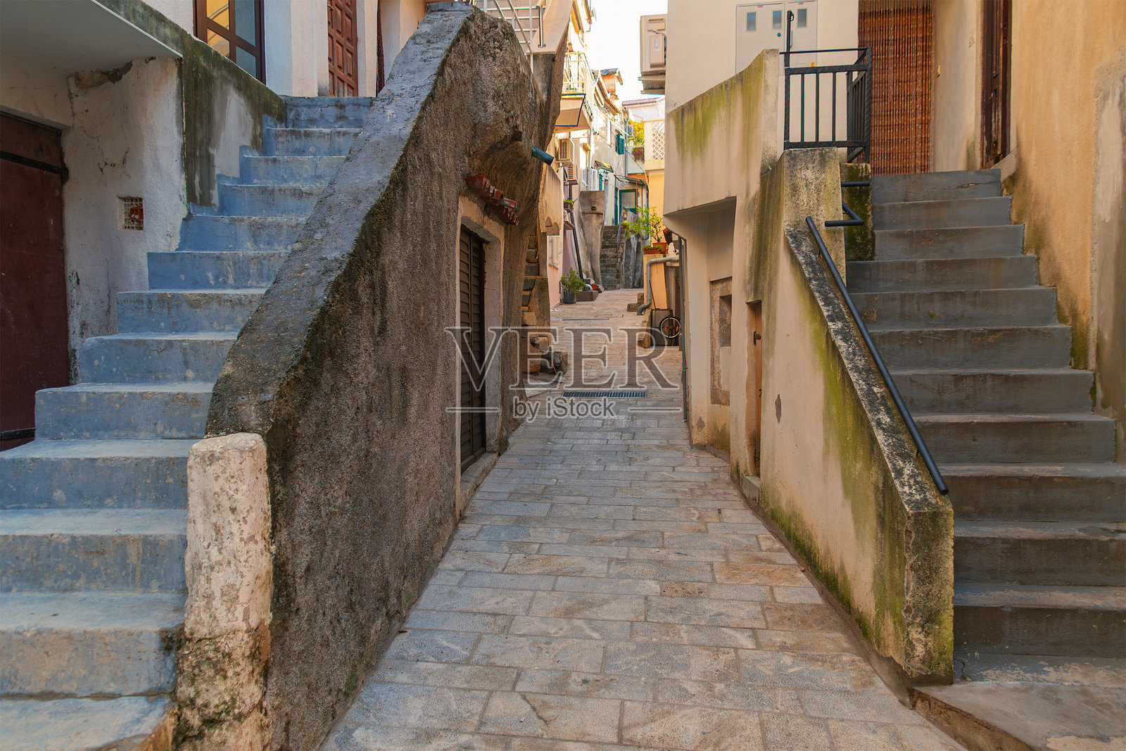 克罗地亚克尔克岛巴什卡古朴欧洲村庄里狭窄的石巷,有着古老的楼梯。照片摄影图片