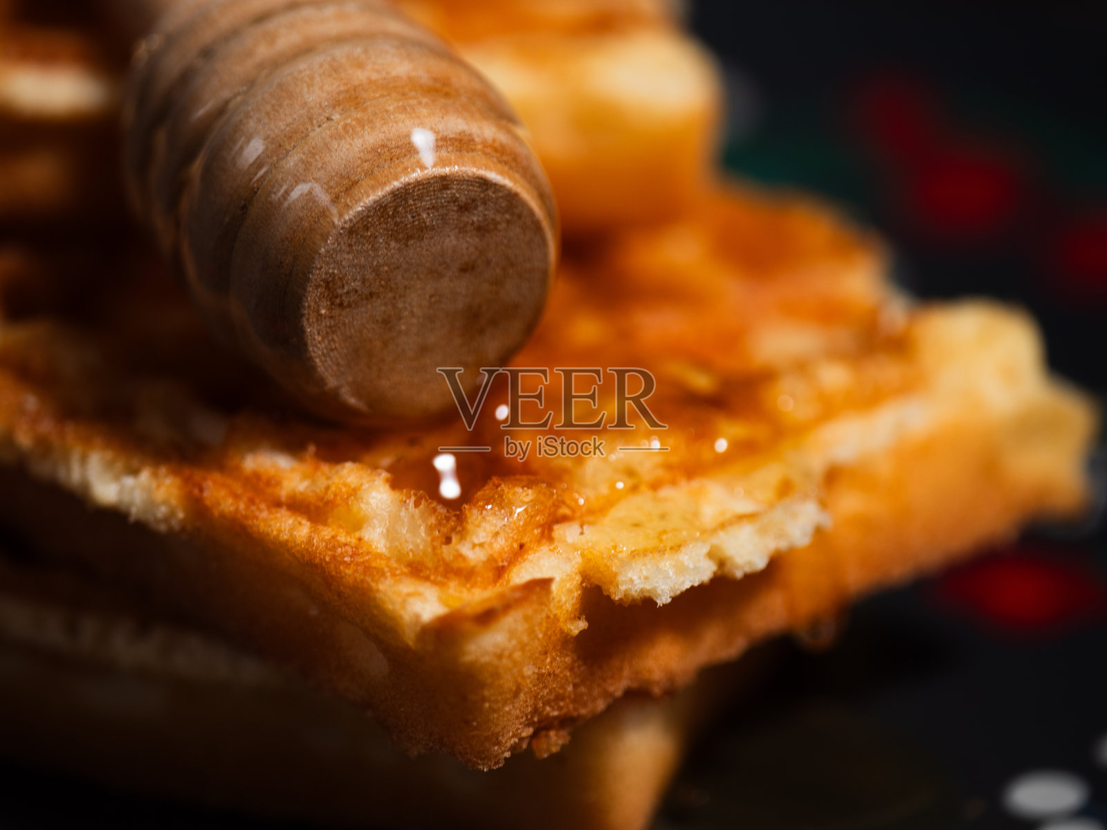 蜂蜜滴落的华夫饼特写照片摄影图片