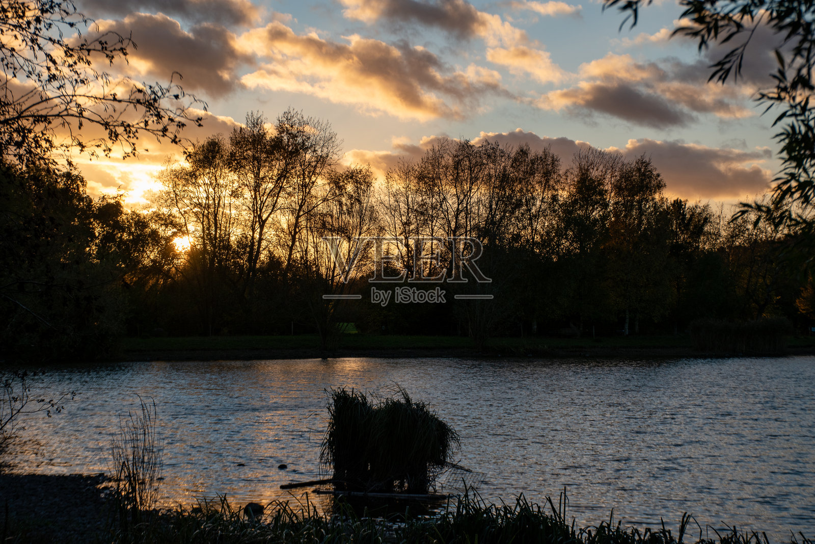 湖面上美丽的日落景象。照片摄影图片
