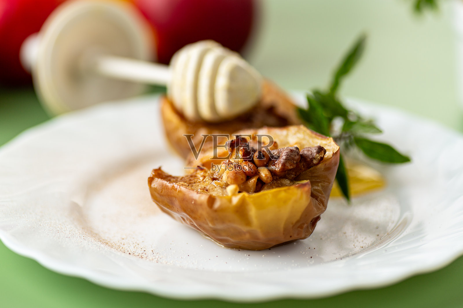 健康烤苹果,内填坚果和香料照片摄影图片