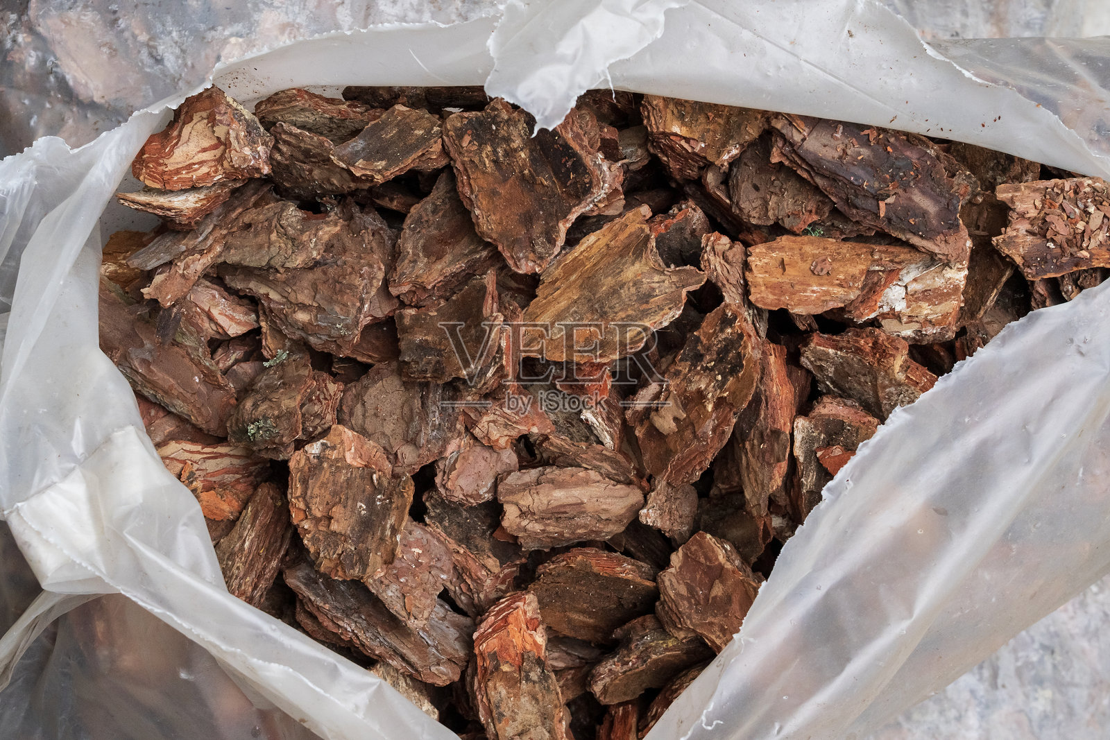 用于园林绿化和园艺的松树皮覆盖物,已装入塑料袋照片摄影图片