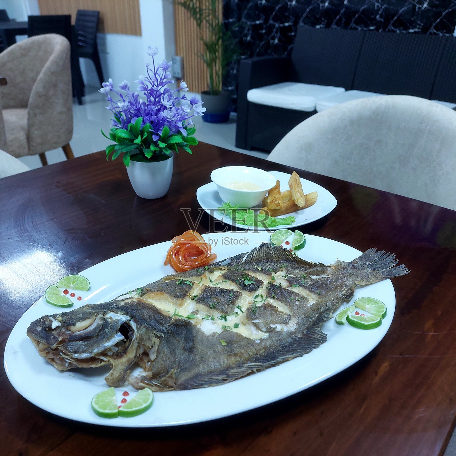 整条鳎目鱼照片摄影图片