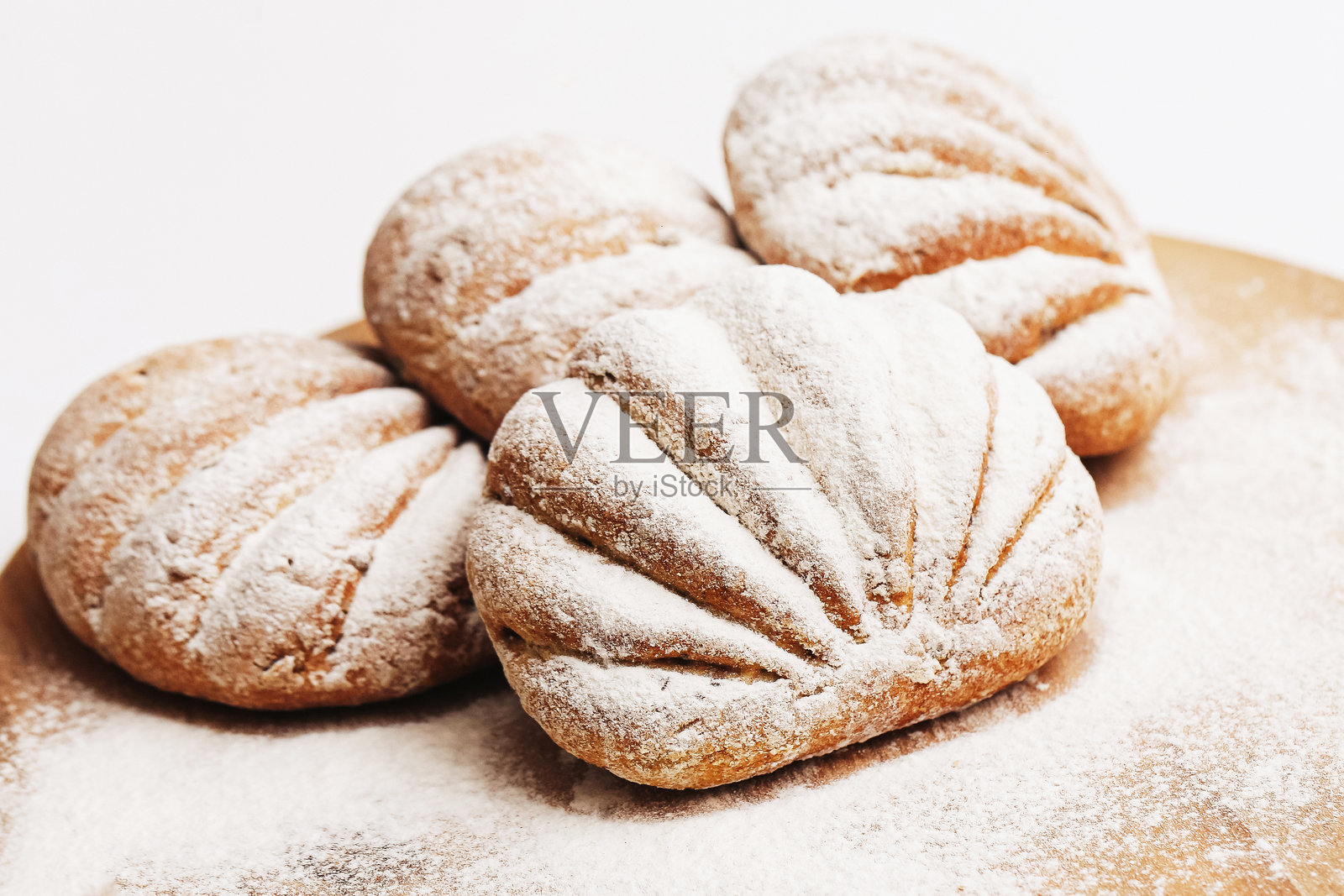 木板上撒着糖粉的手工黄油饼干。美味的烘焙甜点,象征着家庭烘焙、甜美的味道和传统的糕点。照片摄影图片