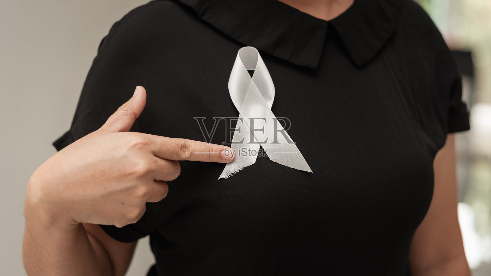 悼念活动的致敬生命挽带,社区空间的感人追思照片摄影图片