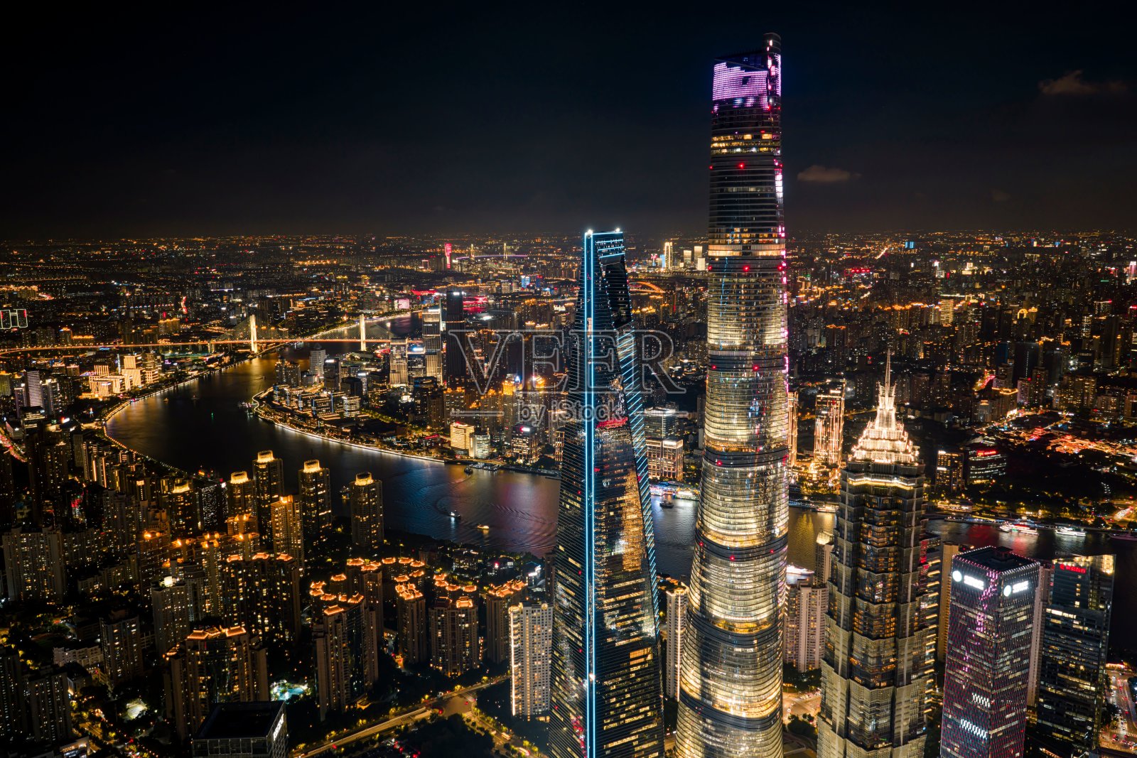 上海天际线在夜晚的航拍景观,有灯火辉煌的摩天大楼和黄浦江。照片摄影图片